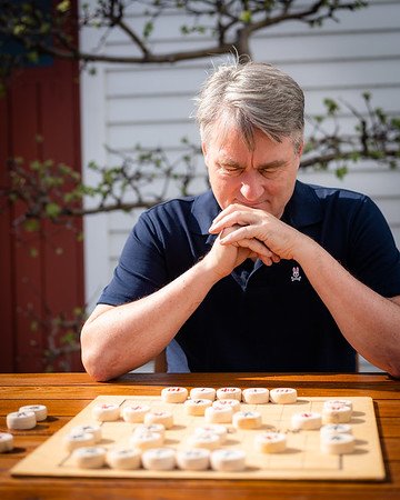Paul English 在棋盘前继续摆棋